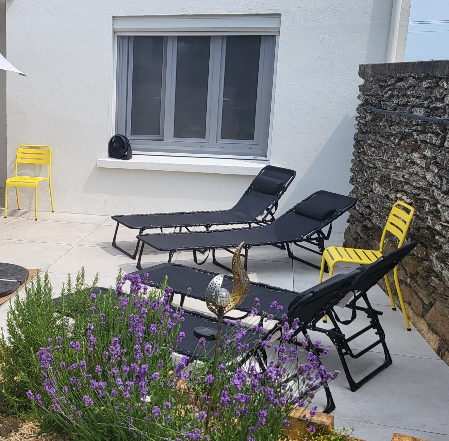 Transats-sur-la-terrasse-2-La-Maison-des-Vignerons